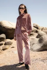 Conjunto de camisa de mangas largas con bolsillos y pantalón de terciopelo color rosa.