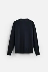 Jersey de punto azul marino de corte clásico, con cuello redondo y mangas largas.