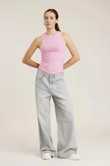 Musculosa rosa de algodón con cuello redondo y sisas anchas.