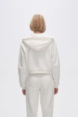 Campera jogging negra con cierre frontal y capucha, de felpa.