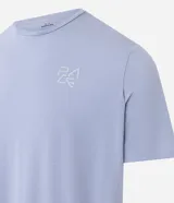 Remera masculina de manga corta y cuello redondo, color celeste claro, con un pequeño logo bordado en el pecho.