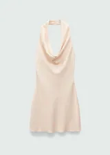 Vestido corto color champagne con escote halter drapeado y espalda descubierta.