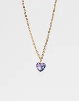 Cadena dorada con dije de corazón facetado color lila.