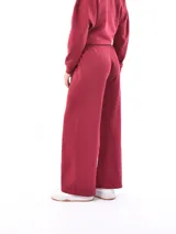 Pantalón de jogging color bordó, de corte ancho y cintura elastizada con cordón de ajuste.
