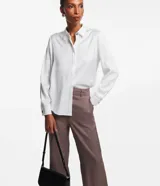 Pantalón recto de jacquard con estampado mini pied-de-poule, trabillas en la cintura y bolsillos tipo cuchillo.