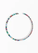 Gargantilla rígida plateada con hilera de zirconias de colores engarzadas.