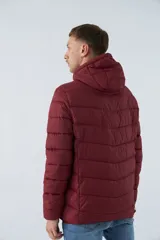 Campera de nylon negra con cierre frontal y bolsillos laterales con cierre.