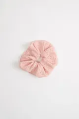 Coletero elástico de tela rosa con diseño calado.
