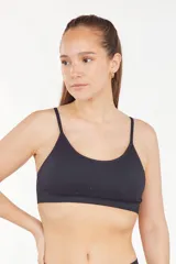 Soutien negro con textura jaquard y copas removibles.