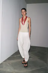 Camiseta color beige claro, de corte ajustado, con escote redondo, breteles finos y tejido de punto acanalado.