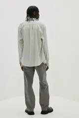 Pantalón de jean gris de corte recto y tiro medio, con cinco bolsillos y cierre de botón.