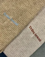 Buzo beige de punto nantes con cuello redondo y mangas largas.