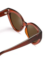 Gafas de sol con forma de ojo de gato, montura de acetato biodegradable color verde y lentes de PMMA reciclado color negro.