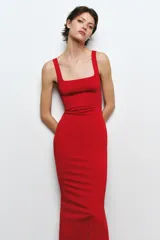 Vestido midi rojo de punto ajustado, con escote cuadrado y tirantes anchos.