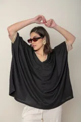 Blusa italiana color crema, tipo poncho, con escote en V con lurex, mangas 3/4 y puños ajustados.