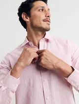 Camisa celeste de manga larga con cuello button-down, confeccionada en tejido rústico de algodón y lino.