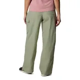 Pantalón negro de corte ancho, con cintura elástica y cordón ajustable. Cuenta con tecnología Omni-Shield™ Release, que repele el agua y las manchas. Tiene un bolsillo con cierre de velcro, aberturas laterales con broches a presión y aberturas reforzadas en los tobillos.