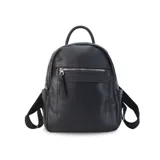 Mochila negra de símil cuero con bolsillo frontal con cierre. En su interior tiene dos bolsillos con cierre y uno abierto con división. Tiene asa de mano y correas regulables.
