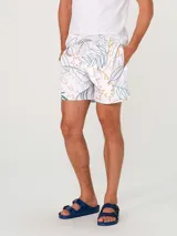 Short de baño blanco con estampado de hojas y flores en tonos verde, naranja y celeste.