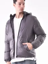 Campera puffer azul marino con capucha y cierre frontal.