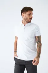 Polo de jersey color bordó, de manga corta, con logo bordado y fit regular.