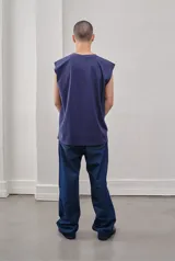 Pantalón de jean gris oscuro, corte amplio y tiro alto.