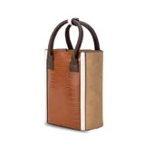 Bolso matero combinado en símil cuero color marrón con textura croco y laterales en color beige. Tiene doble asa de mano color marrón y división interior.