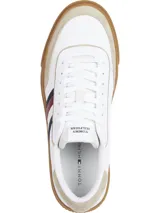 Zapatillas de cuero color blanco con detalles en azul marino, rojo y beige. Presentan paneles con mezcla de texturas, suela cupsole y detalle distintivo en el lateral.