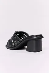 Sandalia de cuero color marrón chocolate, con taco bloque y tiras de cuero con nudo.