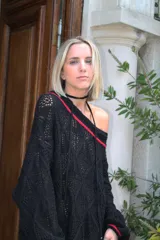 Sweater calado negro con cuello desbocado y mangas largas.