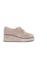 Zapatos oxford color visón confeccionados en gamuza, con plataforma uniforme, perforado decorativo y puntera en alas.