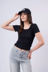 Remera blanca de manga corta, corte ajustado y escote redondo. Presenta un pequeño detalle de etiqueta negra en la manga izquierda.