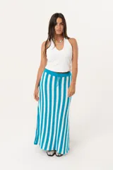 Falda larga tejida a rayas verticales turquesas y blancas, con pretina elástica y tajos laterales.
