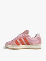 Zapatillas rosa con detalles en naranja, inspiradas en clásicos de skate de adidas, con entresuela Campus 00s y diseño de paneles.