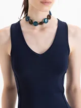 Top de punto acanalado color azul marino, con escote en V y tirantes anchos. Diseño entallado confeccionado en hilado frío con costuras verticales decorativas.