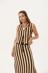 Chaleco tejido a rayas verticales color chocolate y amarillo, con escote en V y cierre con ganchitos.