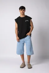 Bermuda de jean celeste, corte baggy, con lavado vintage y bolsillos laterales.