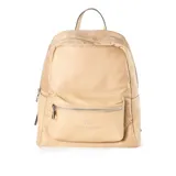 Mochila color khaki, confeccionada en poliéster y poliuretano. Cuenta con un compartimento principal con cierre, un bolsillo interno con cierre y dos abiertos, y un bolsillo externo con cierre. Tiene correa regulable y herrajes plateados.