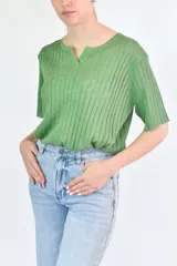 Remera marrón de tejido de punto acanalado, con cuello en V y mangas cortas.