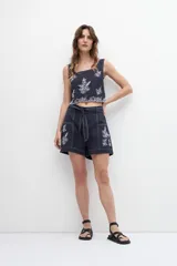 Short azul marino con cinto y bordado floral en los laterales.