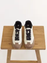 Championes urbanos de cuero color plateado con puntera de gamuza azul y cordones blancos.