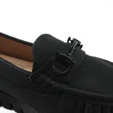 Mocasín Panama Jack color visón, con detalle de hebilla metálica plateada y suela track.