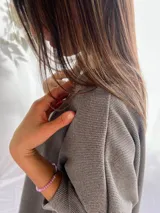 Remera blanca de corte amplio y mangas largas.