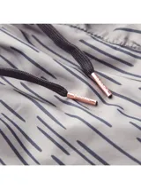 Short de baño gris con estampado de líneas verticales negras.