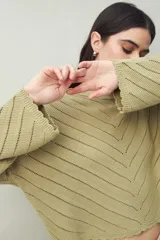 Sweater negro calado con diseño de líneas diagonales en relieve y mangas acampanadas.
