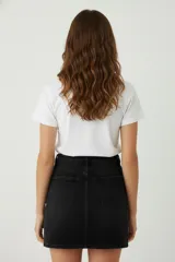 Remera color rosa pálido de algodón con cuello en V y estampado de un corazón formado por flores y hojas en tonos borgoña.