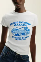 Camiseta amarilla de corte slim fit, cuello redondo y manga corta. Estampado frontal con texto "Madeira Formosa" y un paisaje de la isla de Madeira.