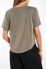 Remera color arena de algodón peinado, corte ajustado y mangas cortas.