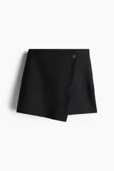Short pollera evasé negro en sarga con frente cruzado cosido y botón adelante. Cierre oculto y botón en un lateral.