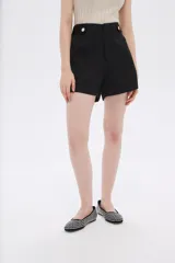 Short blanco de poliéster de tiro alto con bolsillos laterales.
